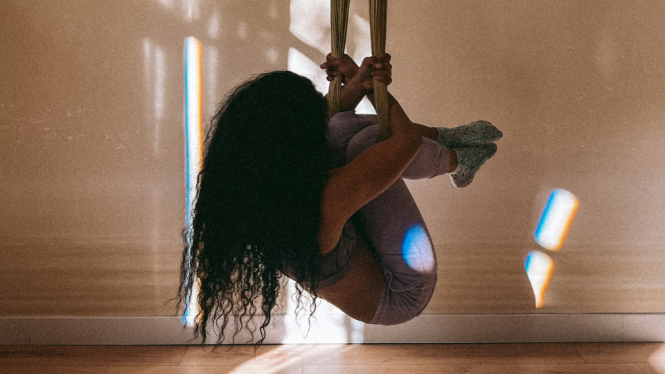 On a testé à Lyon : le yoga aérien pour déstresser et soulager le mal de dos
