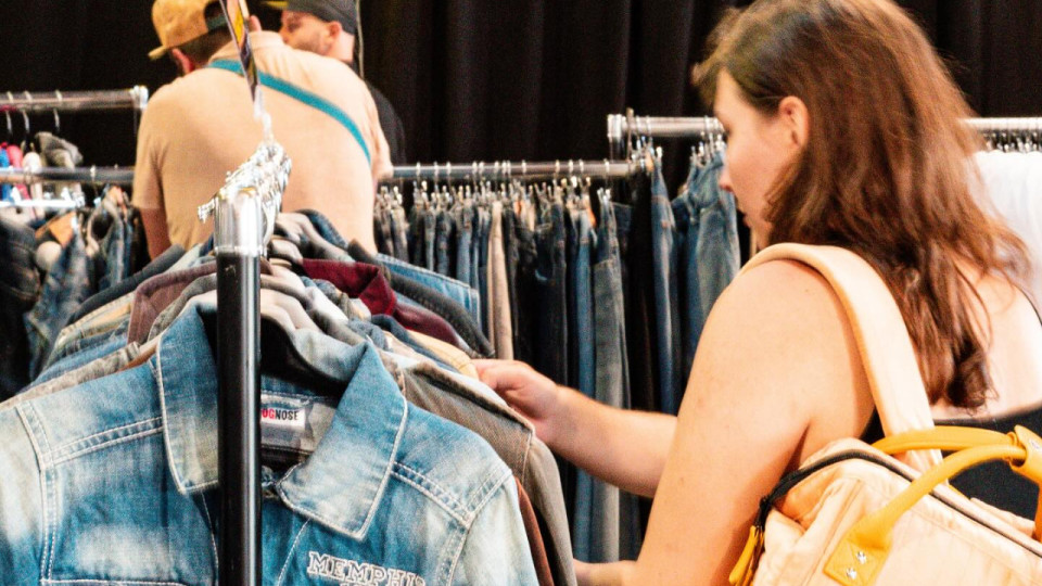 Une grande vente de vêtements vintage au poids organisée à Lyon