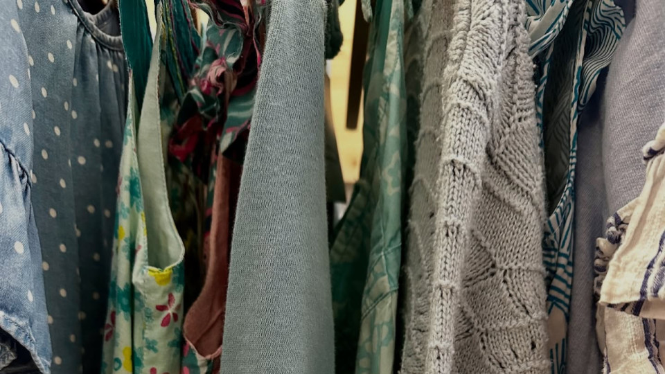 "C’est une galère en dehors d’internet" : un vide-dressing de vêtements de seconde main dédié aux grandes tailles à Lyon