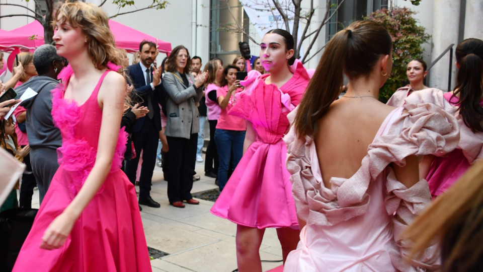 "Parlez du dépistage autour de vous !" : défilé de mode et messages forts pour le lancement d’Octobre rose à Lyon