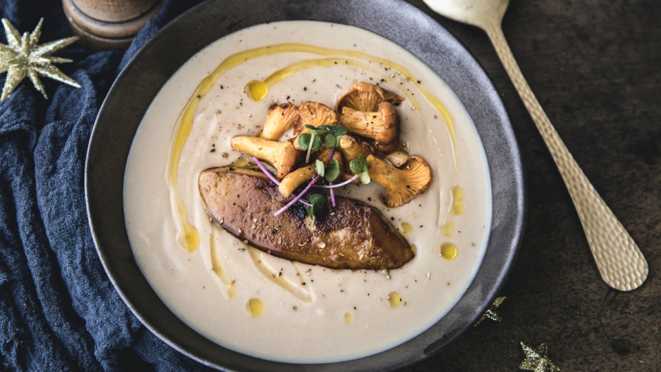 La recette du mois de d&eacute;cembre : velout&eacute; de ch&acirc;taignes, girolles et foie gras po&ecirc;l&eacute;