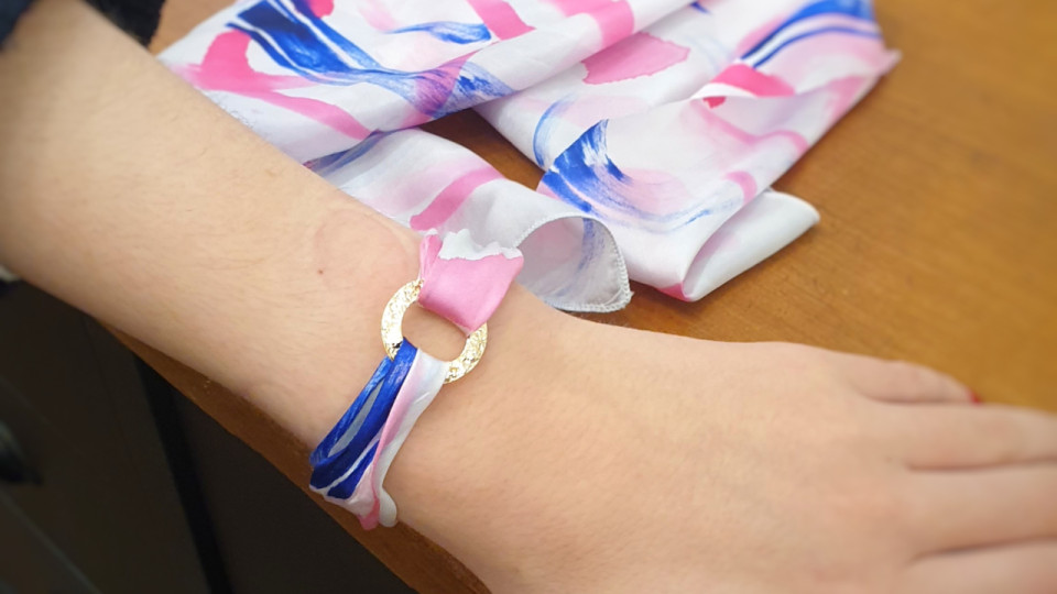 Les bijoux en soie d&rsquo;une cr&eacute;atrice lyonnaise se retrouvent dans la boutique de l&rsquo;Assembl&eacute;e nationale