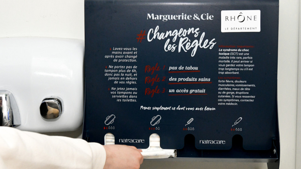 Lutte contre la pr&eacute;carit&eacute; menstruelle : de nouveaux distributeurs install&eacute;s dans des coll&egrave;ges du Rh&ocirc;ne