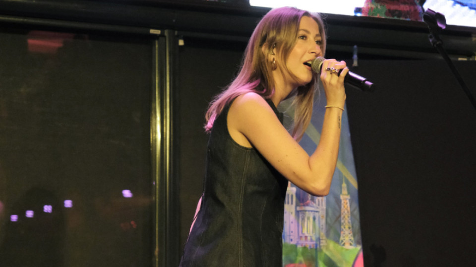 "C&rsquo;&eacute;tait si intense et beau" : une premi&egrave;re r&eacute;ussie pour la chanteuse lyonnaise Styleto avec la troupe des Enfoir&eacute;s