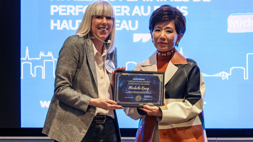 L'&Eacute;quipe des Lyonnes remet un prix &agrave; la femme d&rsquo;affaires Michele Kang (OL)